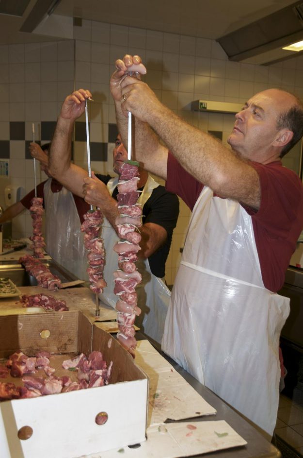 volontari della confraternita al lavoro volontari della confraternita al lavoro